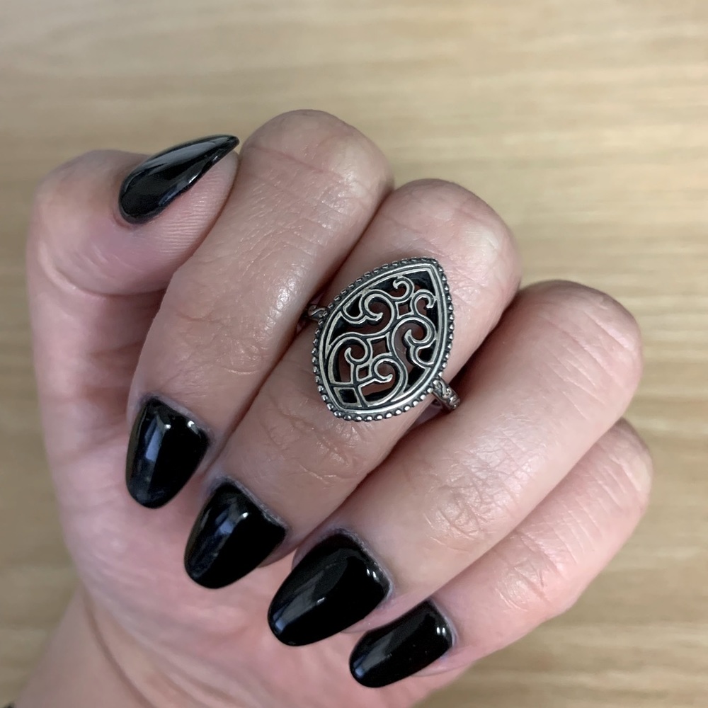 Beautiful Retired James Avery Ring 💍